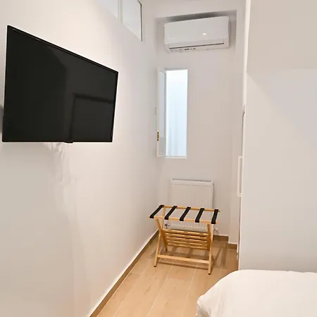 Honey Oak & Cream Patio By Nest Appartement